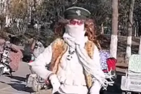 因无力做变性手术，只有穿女士的衣服来满足愿望。视频封面