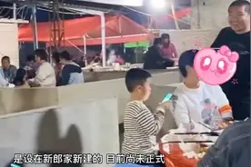 福建养猪大户娶新媳妇，婚宴设在新建的猪圈，10人1圈坐满就开席视频封面