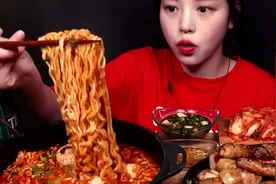 牛小肠，牛胃配泡面。小姐姐铁齿铜牙不怕烫😂视频封面