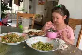 妈妈告诉女儿是垃圾桶捡的，女儿不仅否认最后还频出金句，太聪明视频封面