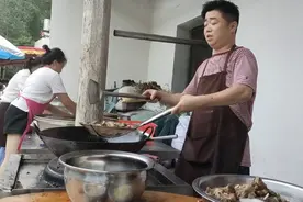 陕西农村满月酒流水席，700元20道菜，丰盛到一人出礼，3个人来吃视频封面