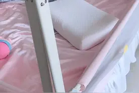 一会儿在床上尿了三泡，这小孩真欠揍。视频封面