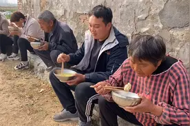 农村集体包饺子，大娘剁馅出奇招，三斤肉配二十个萝卜，味真不赖视频封面