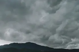 暴雨橙色预警，五点天就这么黑了，待会雨肯定很大视频封面