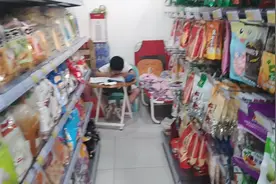 给望望改善了做作业的条件，小桌子就是有点太矮了😂😂😂视频封面