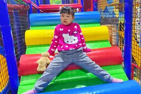 淘气堡里小优连玩两把环形滑滑梯，带兔子过火焰山兔子怕火，好玩