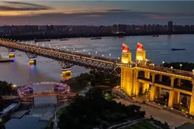 南京长江大桥建成54年，为何有人提出要拆掉它？理由是否充分？视频封面