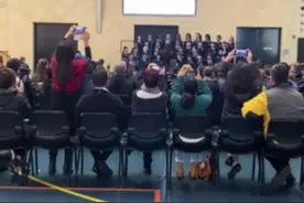 澳大利亚珀斯（冬季），小学校联欢，学生大合唱，外孙女在其中。视频封面
