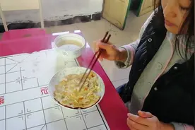 一个苹果切碎加一个鸡蛋半袋牛奶做早餐，营养美味，营养好吸收视频封面
