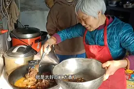 东北山村，每年除夕必备的硬菜，猴头菇炖小鸡这做才好吃视频封面