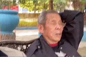 陪同年迈的父亲重温儿时的快乐视频封面