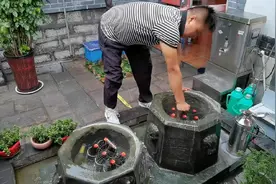 泉水里捞啤酒，泉水里泡西瓜，济南老城区避暑办法惊呆游客视频封面