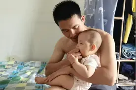 七个月宝宝真爱吃，爸爸竟然说抱着我的手啃吧！视频封面
