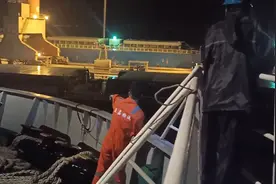 15000吨散货船的工作生活：半夜靠舟山码头，从外轮装大豆去泰州视频封面