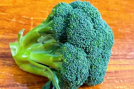 106岁名医教我的西兰花最养生吃法，每天这样吃，三高平稳身体棒视频封面
