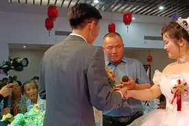亲家给孩子们办的婚礼，温馨感人！感谢所有来参加婚礼的亲朋好友视频封面