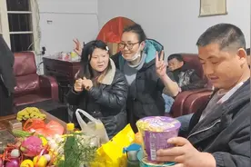 丽丽也接单了吃生鸡蛋，和鸡蛋皮一块吃，这是直播间的大哥下的单视频封面