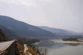 丽江去香格里拉通高速公路了，现在试运行，还没有开始收费。视频封面