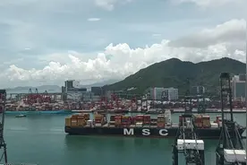 香港葵涌码头，貨轮缓缓进港，香港赖于起家的天然良港。视频封面