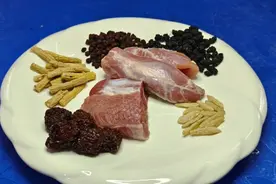 广东靓汤，原来五味子搭配这几样一起煲汤有很大的好处，视频封面