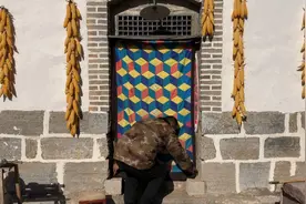 农村传统特色手工门帘，由多种碎花布拼接而成，现在可真不多见了视频封面