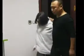 两男一女打扑克，打着打着女人竟然拿出了花花绿绿的冥币...视频封面