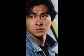 全身腹肌的男模。视频封面