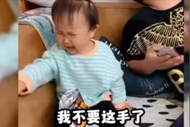 宝宝面对爸妈的不同反应，对爸爸真是骨子里的嫌弃😅视频封面