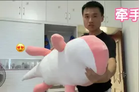 相亲成功！偷偷给护士小姐姐买的礼物到了，她非常开心，成功牵手视频封面