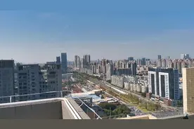 佛山魁奇路…现代都市风光无限～蔚蓝天空下的高楼大厦视频封面