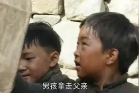 男孩偷偷拿着父亲的勋章换糖吃，父亲却并没有责备他视频封面