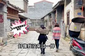男一号孤零零的散步，却在中度偶遇两位美女，看着这背影有点眼熟视频封面