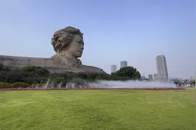 1925年毛泽东写下《沁园春·长沙》时风华正茂的青年形象。视频封面