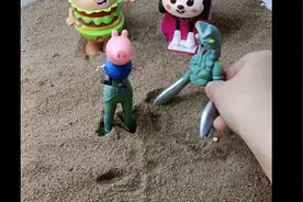 我穿着怪兽的衣服去吓唬吓唬妈妈爸爸姐姐～视频封面