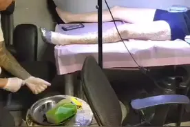济宁太东。刘通刺青 。。花腿上色。。两个纹身师一起工作。视频封面