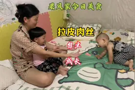 果果学会自己脱裤子坐小马桶尿尿啦，成长路上总是有惊喜。视频封面