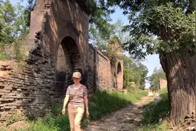 带美女探寻，400年荒废的山西古村，已经无人居住！视频封面