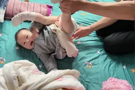 看看老王是如何给宝宝换尿不湿的？小家伙动来动去老王快崩溃了视频封面