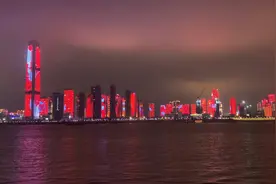 武汉外滩：高楼林立 霓虹诱人  文化街区 历史浪漫繁华一体视频封面