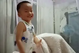爸爸出差回来，二宝兴奋得玩疯了！孩子的快乐太简单！视频封面