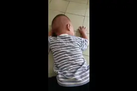 穿纸尿裤的孩子,上秒刚哭完，下秒接着玩视频封面