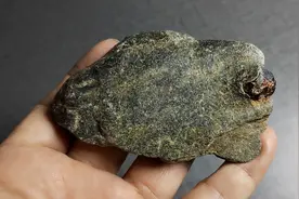 石榴石是矿石是女人石是像石榴籽一样的矿石晶莹剔透视频封面