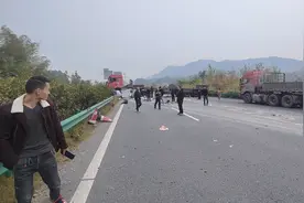 长芷高速娄底往长沙方向刚发生车祸，完全堵死各位请绕道视频封面
