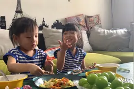看着两姐妹吃的如此开心。宝妈瞬间优越感十足，动力满满。视频封面