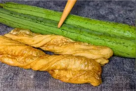 丝瓜油条是绝配，简单一做，油条酥脆丝瓜滑嫩，出锅全家人抢着吃视频封面
