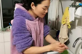 上了12小时的班，回来婆婆跟孩子都吃饭了，赶紧忙活给孩子洗漱视频封面