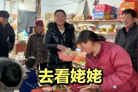 妍妍和妈妈去看姥姥，舅舅和舅妈热情招待，顺路再去找大姑玩会视频封面