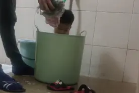 爸爸帮两个儿子洗澡，手指可数的次数。粗鲁又快视频封面