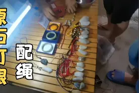 小伙玉石河捡的和田玉原石，拿去打孔配根绳，效果一下上来了视频封面