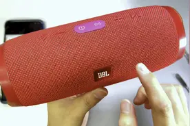 拆JBL冲击波3代，能防水的户外音箱，拆开看看有什么不同？视频封面